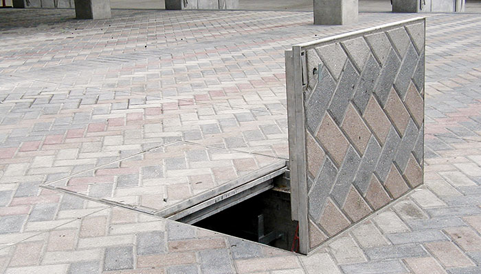 Aluminum access hatch with safety grate